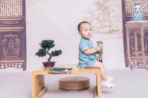 安顺女宝宝换尿布